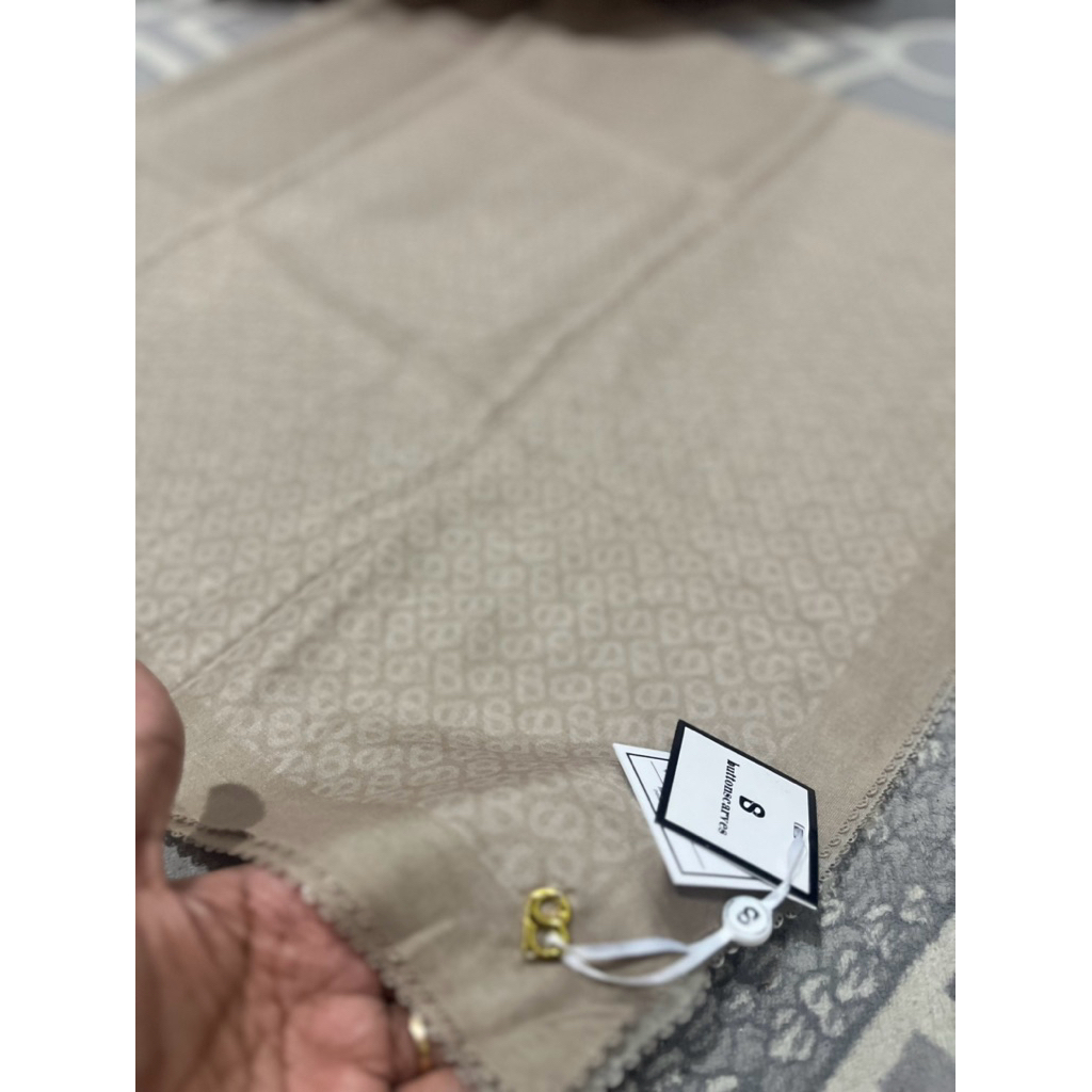 Buttonscarves Tapis Embos mono BS bukan slip on New