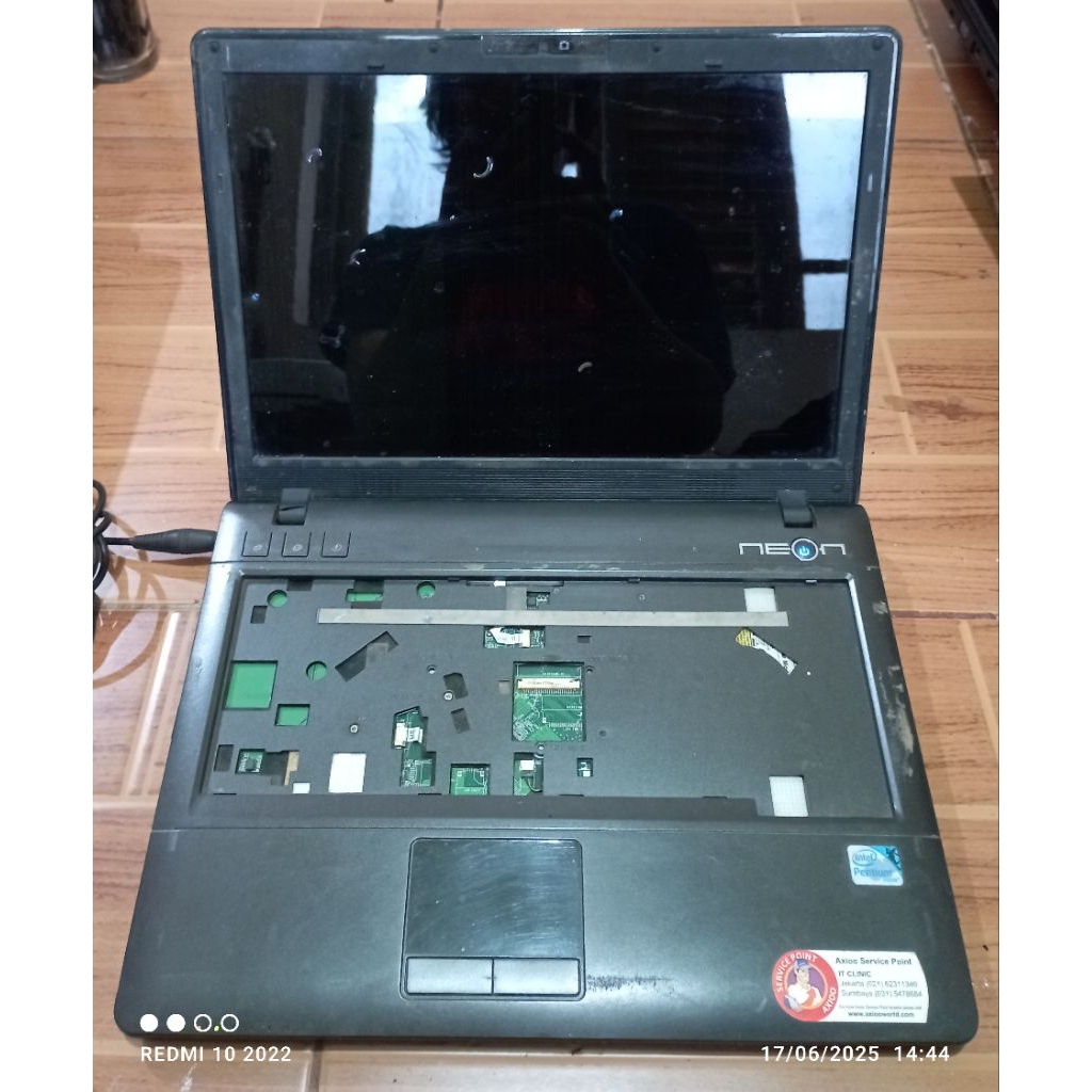 Laptop Axioo Neon MNG M740TH Intel Pentium DDR2,Minus LCD Rusak lampu backlite mati tidak ada keyboa