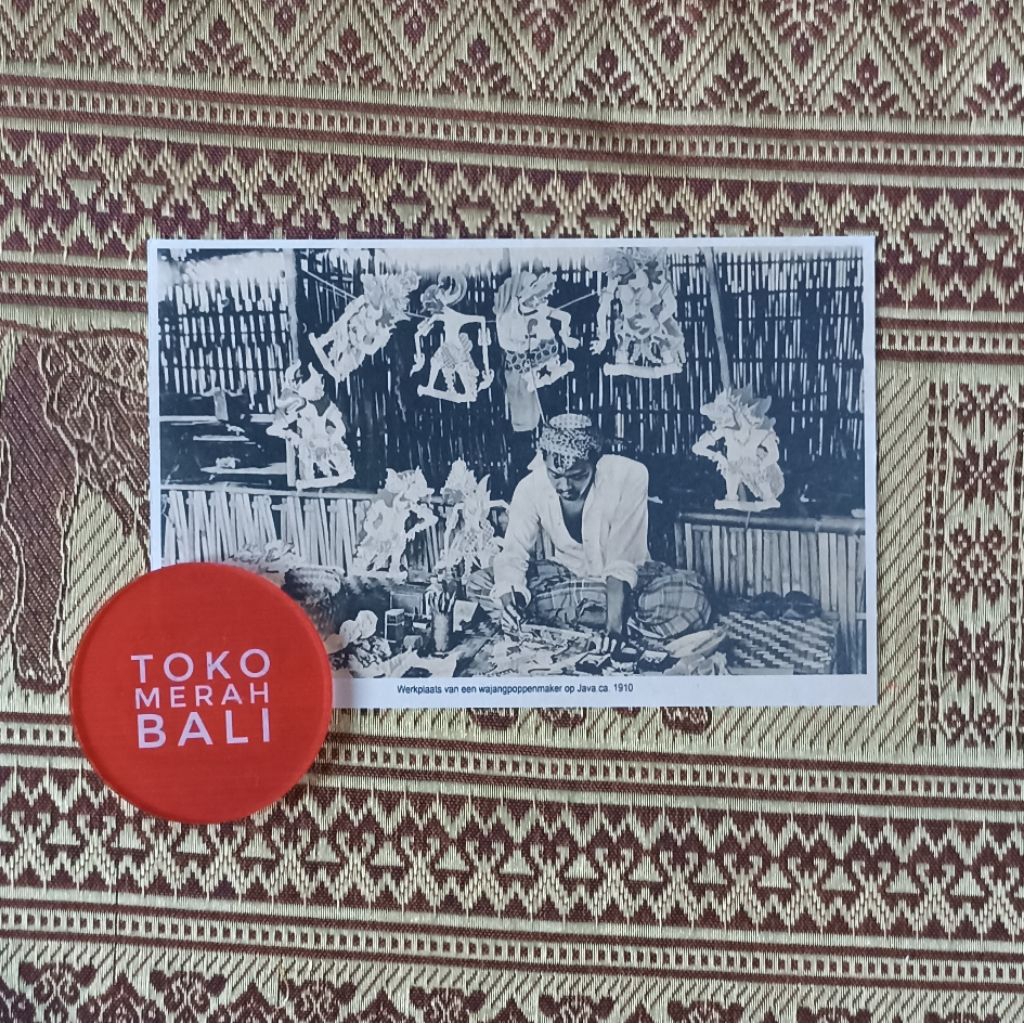 

Kartu pos pembuat wayang kulit Jawa Hindia Belanda NOS PPC postcard foto KITLV