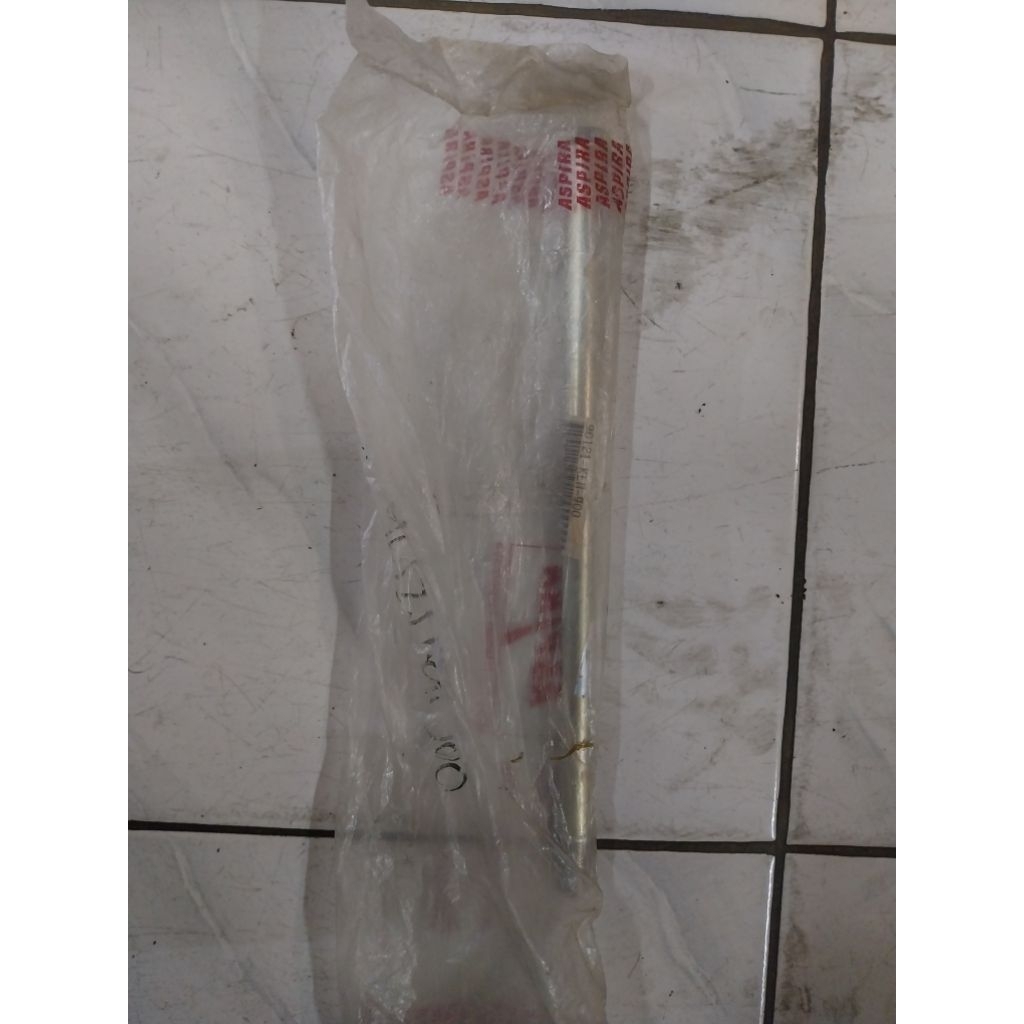 Baut atau as swing arm untuk motor GL Max / Pro number part 90121KEH900