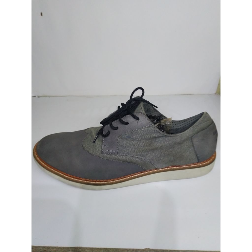 sepatu toms