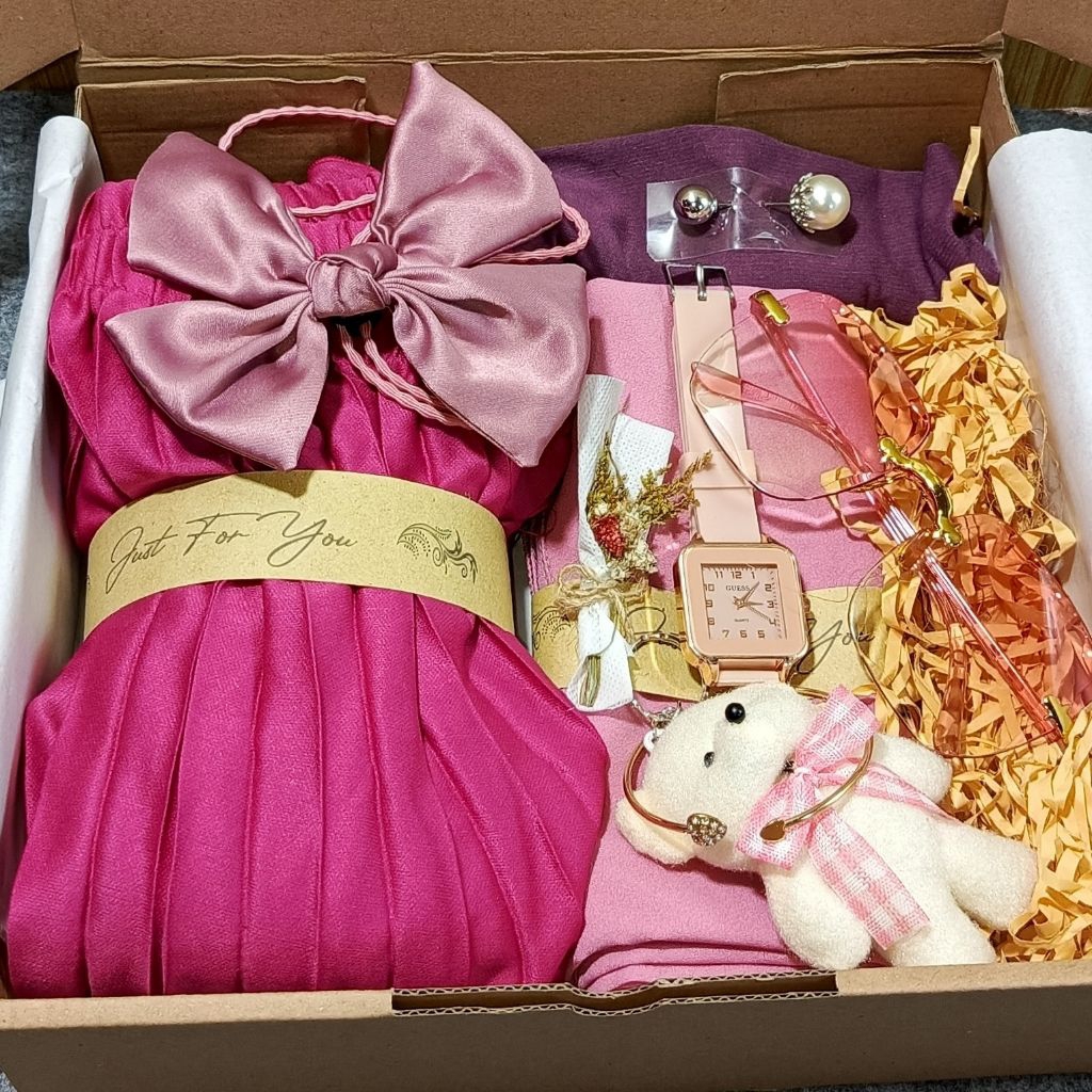

Hampers Gift Box Rok Plisket Pashmina Ciput Bandana Tuspin Hijab Kacamata Jam Tangan Strep Masker Gelang Gantungan Boneka