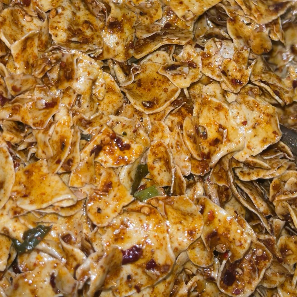 

savorya.co - 500gr Basreng cikruh tipis koin renyah pedas daun jeruk / ori daun jeru