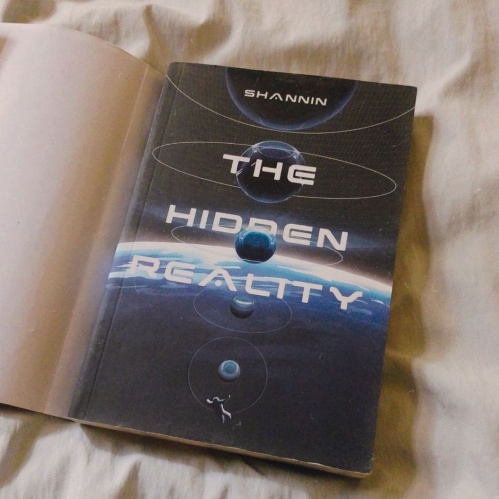(preloved) NOVEL THE HIDDEN REALITY