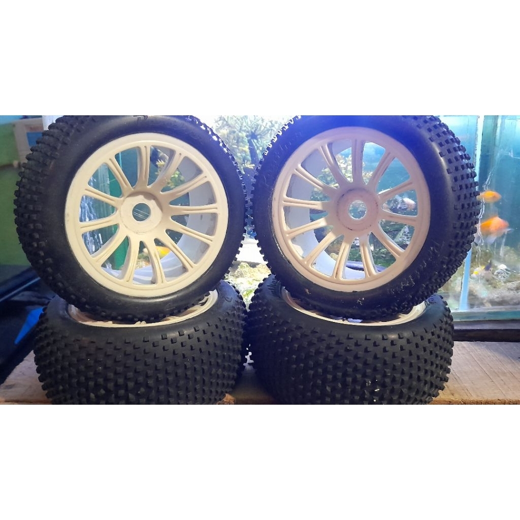 BAN TRUGGY MOUNSTER TRUCK RC 1/8 hex 17mm barang bekas tapi masih mulus