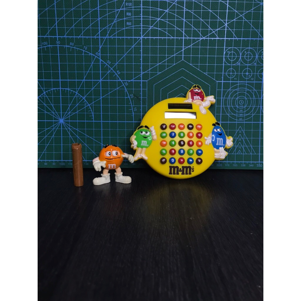 

Mainan Preloved Vintage M&M Candy Round Yellow Solar Electronic Calculator 1999 + Figure Original Mars