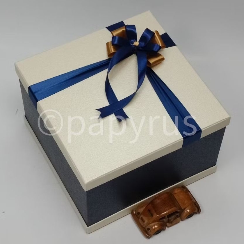 

PAPYRUS Sandwich 30x30 Tinggi 20cm Kotak Kado Gift Box V3