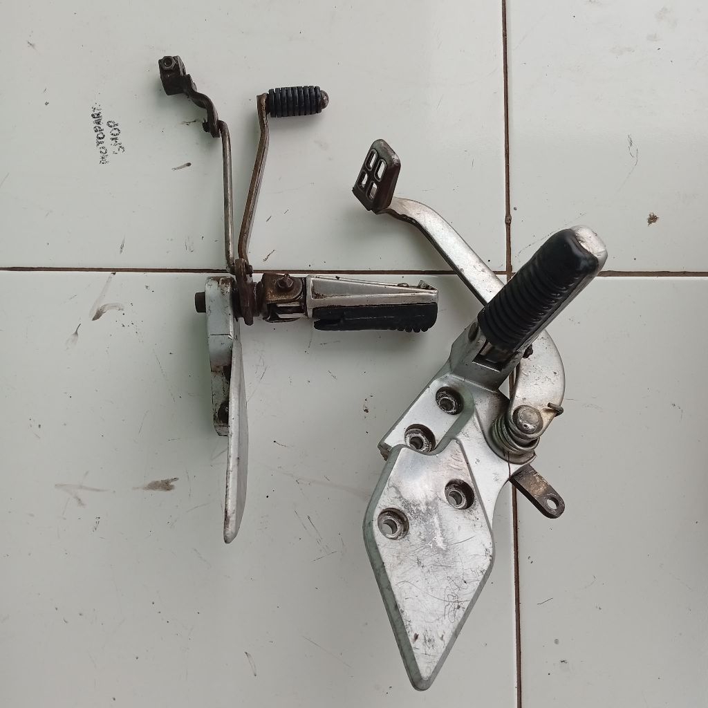step footstep pijakan depan set pedal rem tuas perseneling ori original yamaha vixion nvl 1PA vixion