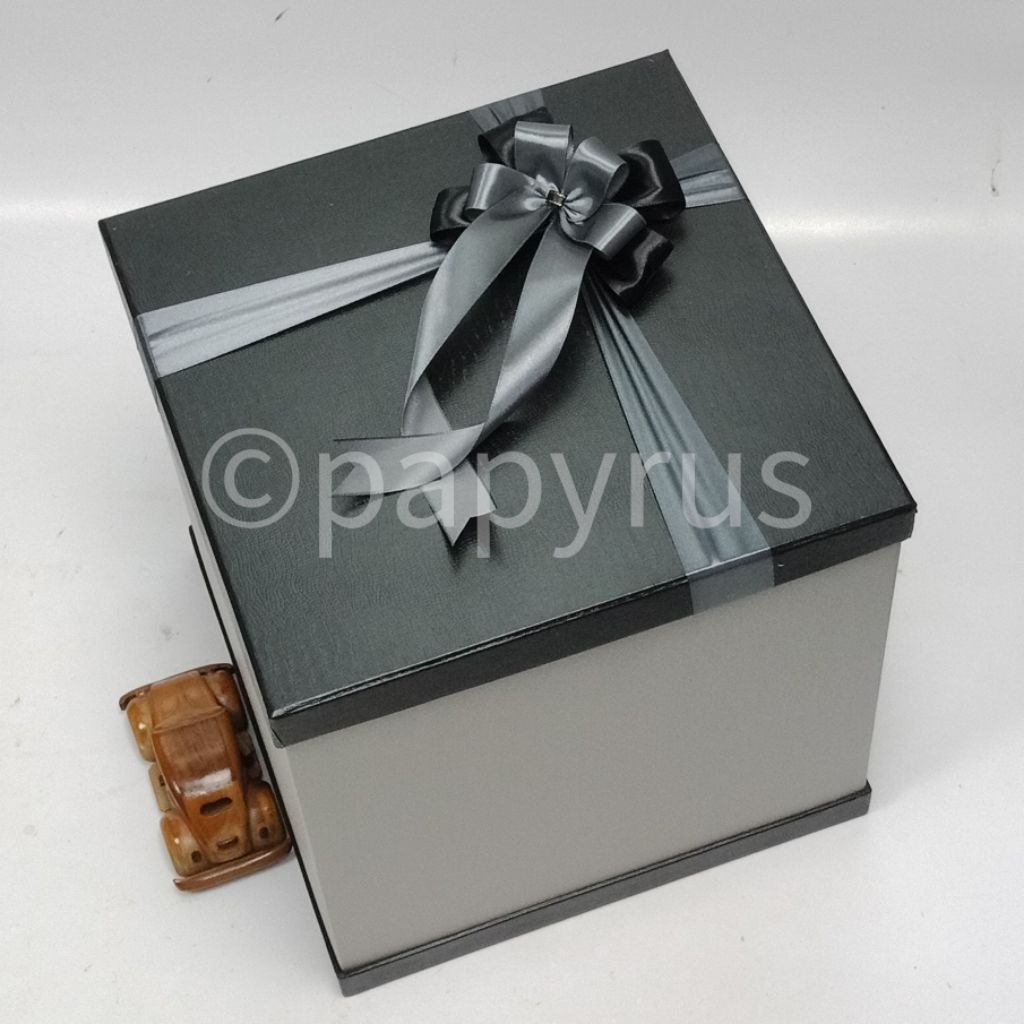 

PAPYRUS Sandwich 30x30 Tinggi 30cm Kotak Kado Gift Box Hadiah V1