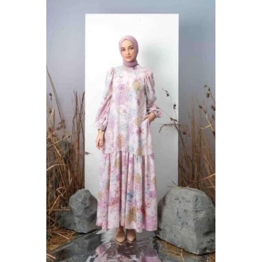 NEW HEPBURN DRESS WEARING KLAMBY