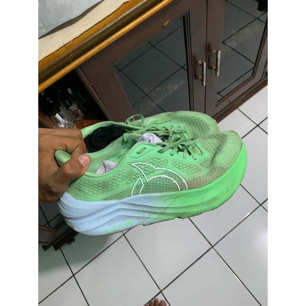 sepatu running ortuseight hayperblash 2.1 second