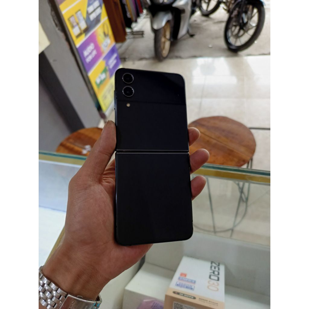 samaunv z flip 4 minus lcd depan mulus 8/255  pin tahu pemakaian pribadi