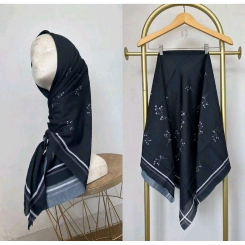 KERUDUNG SEGI EMPAT HIJAB MOTIF BUNGA HITAM PUTIH KODE 230