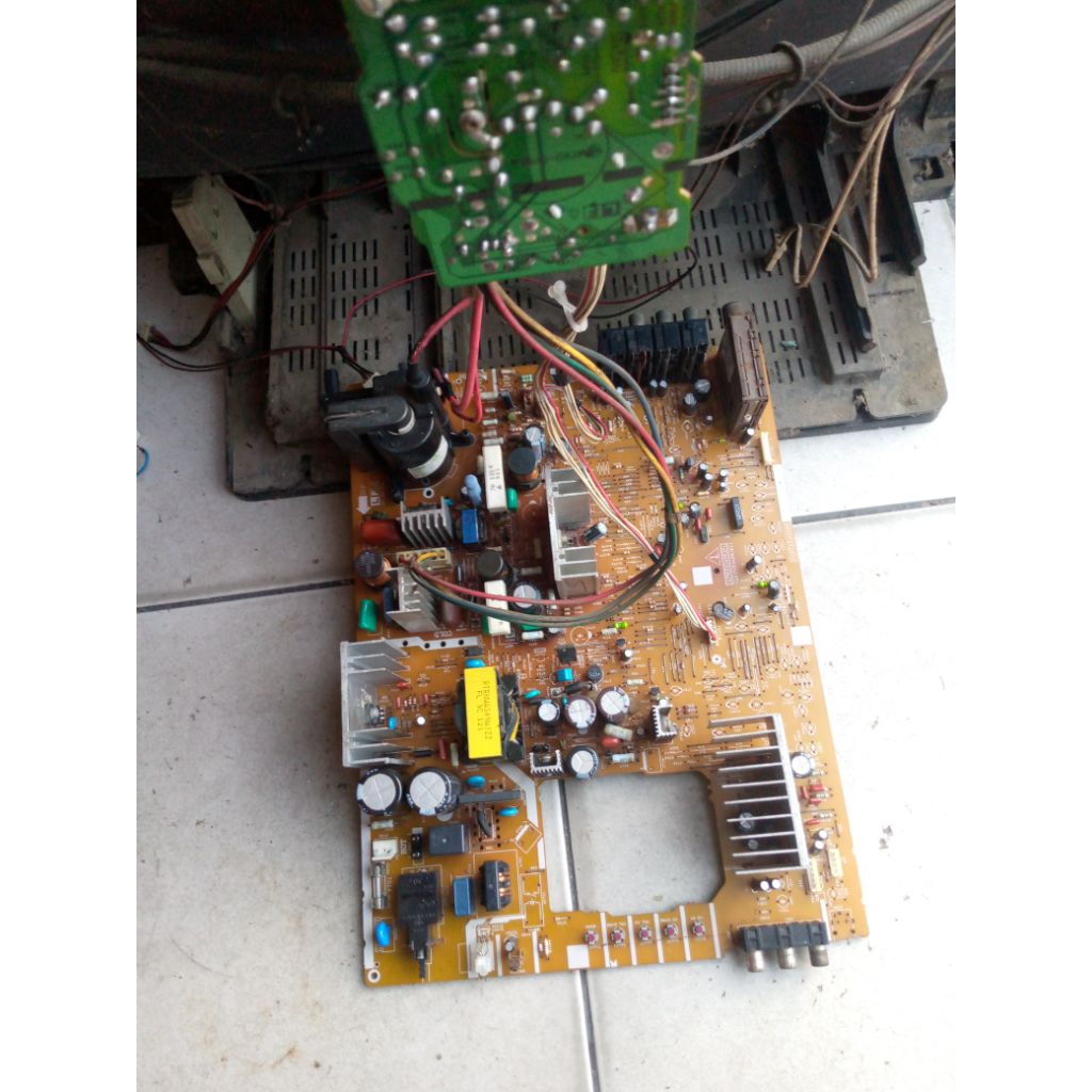 Mesin TV tabung slim 29inc merk Sharp, normal.