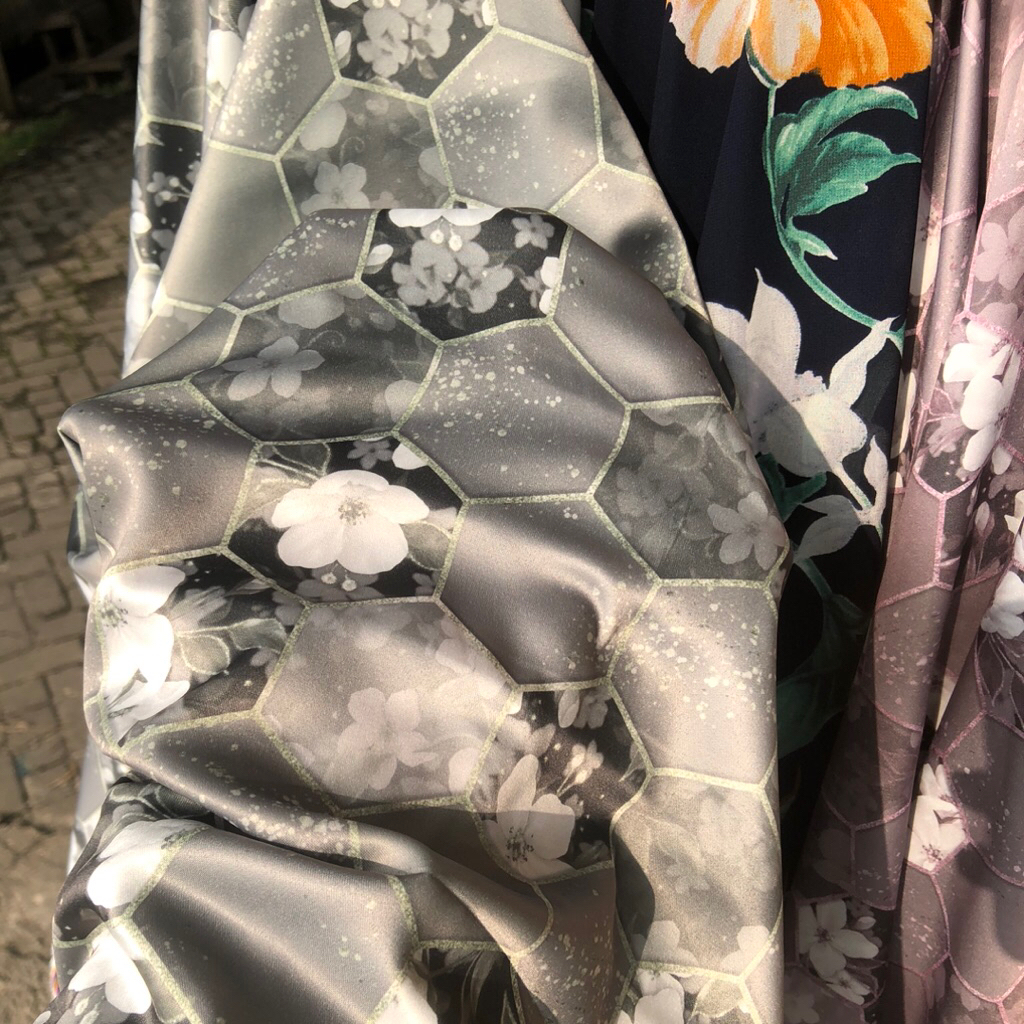 kain satin silk motif kotak - kain satin silk motif impor - kain silk motif premium a2