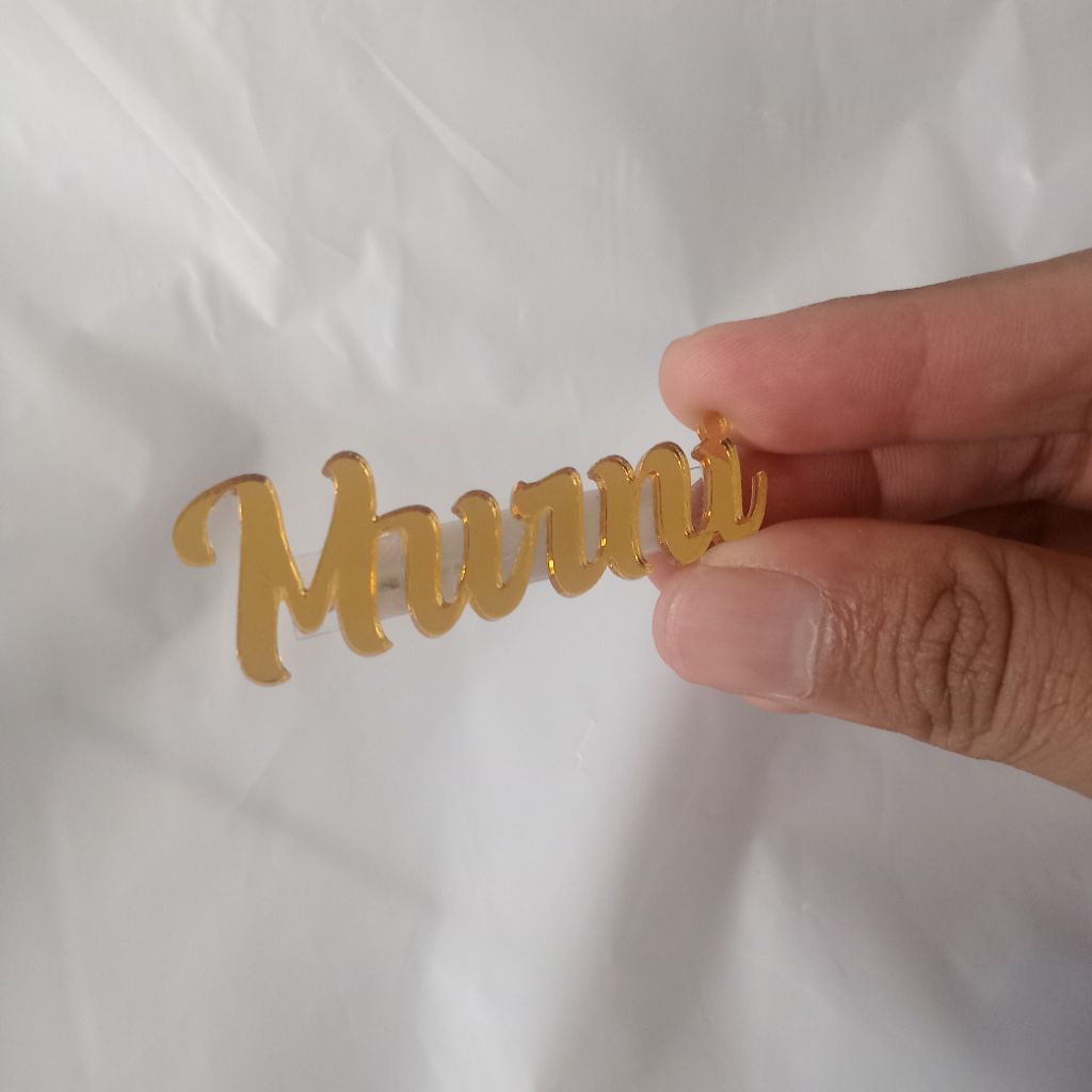 

Bross Nama Gold Custom Peniti - Name Tag Bross Gold Akrilik Custom Premium