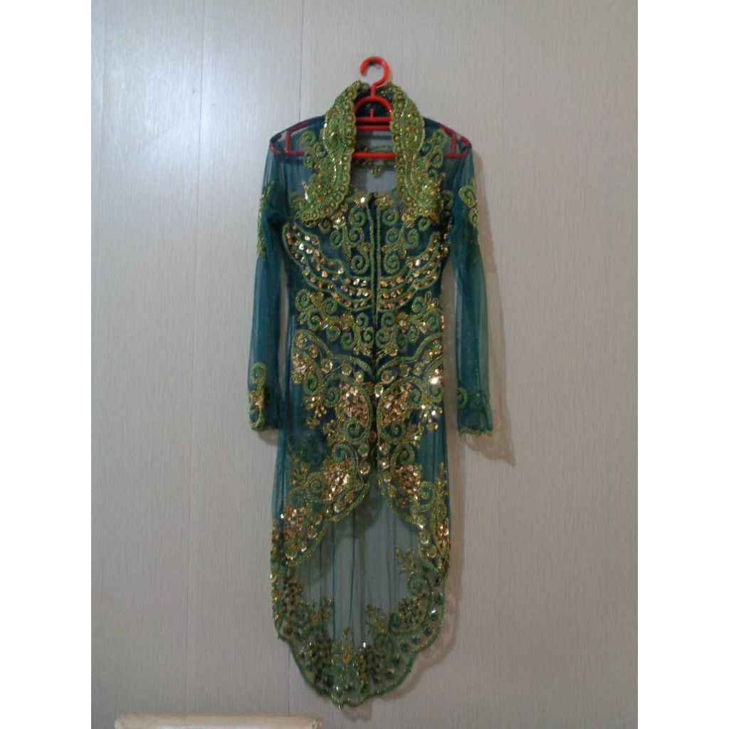 Kebaya Hijau Emerald Green, Rok Batik Jadi, Bustier, Kemben Satin Luaran Bustier