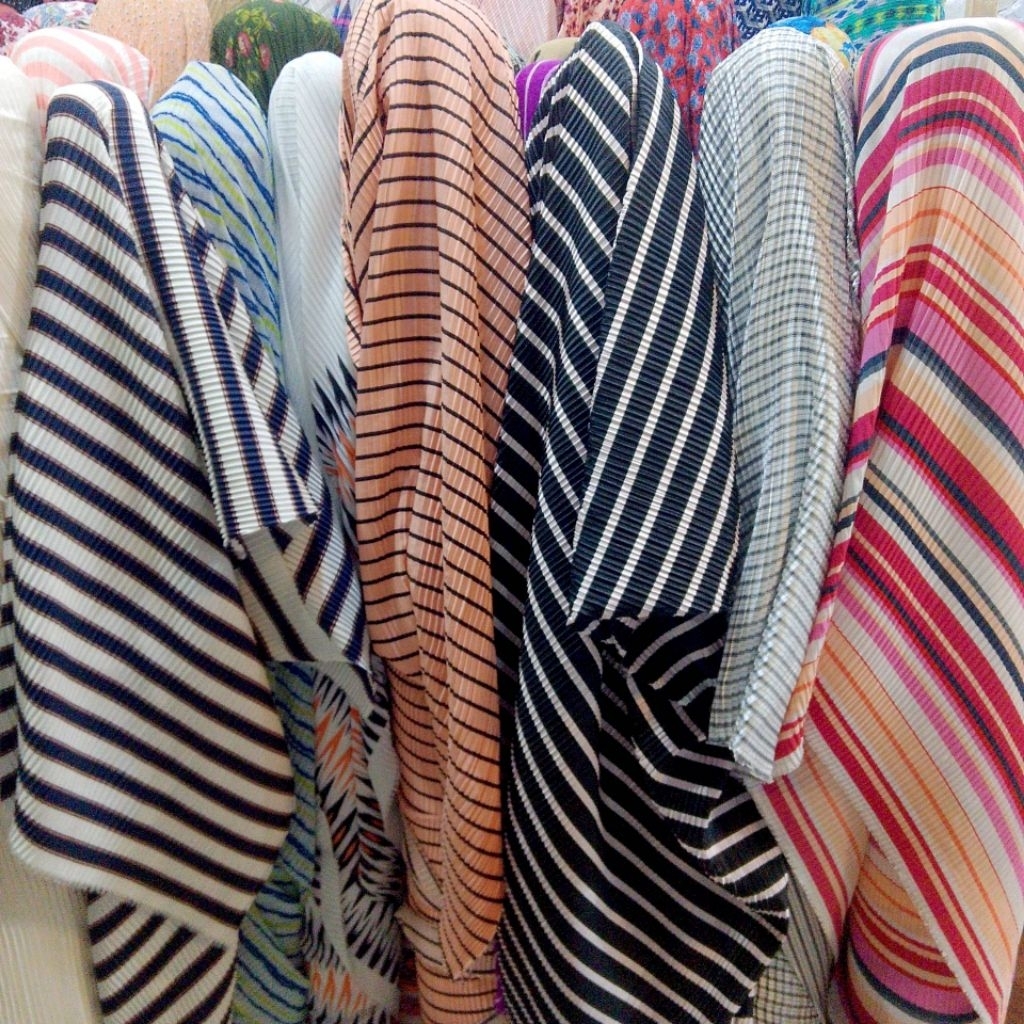 Kain Satin Plisket Motif Garis – Bahan Lembut, Jatuh & Adem | Pilihan Warna & Motif Stripes Trendy u
