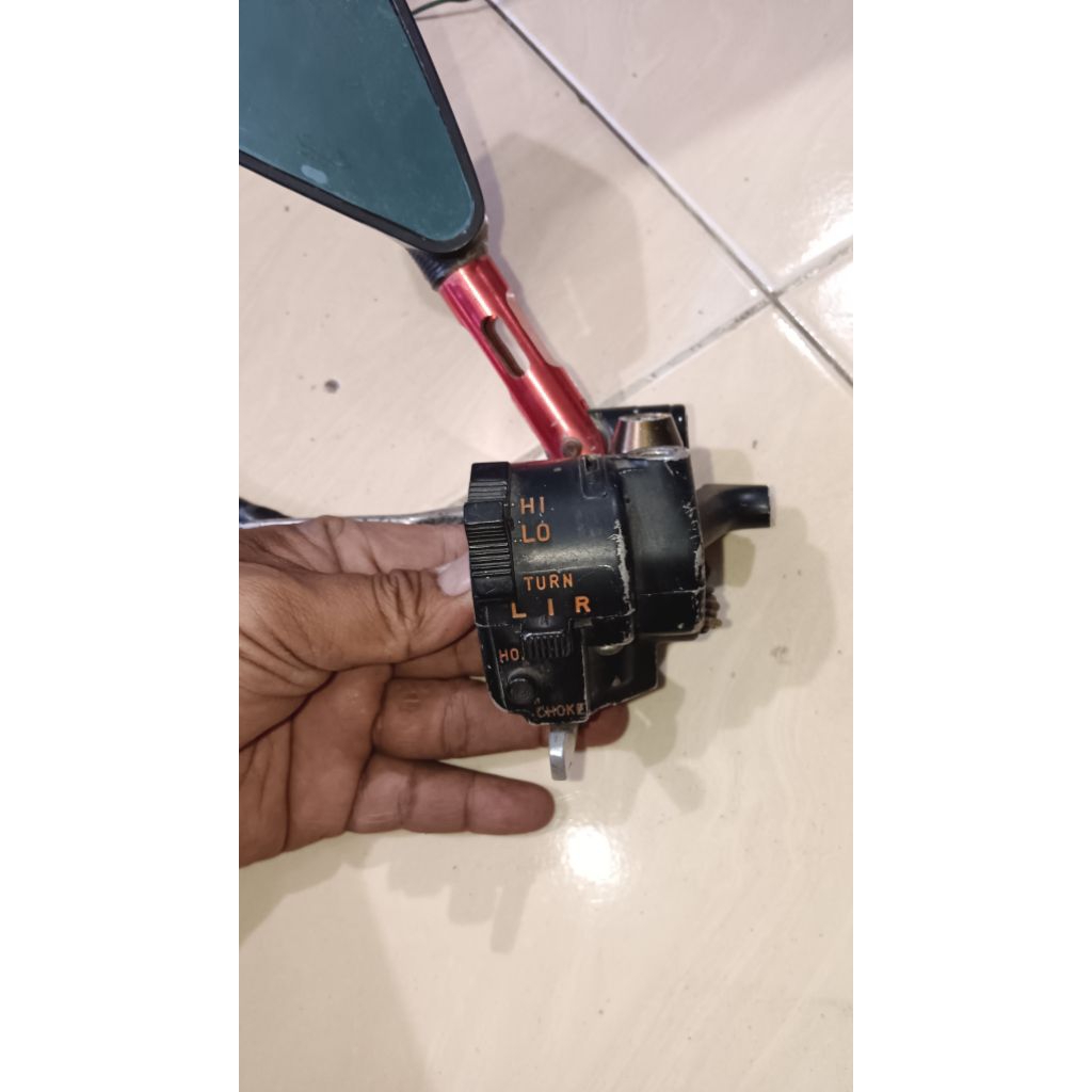 Holder saklar kiri Suzuki GP100 TRS original