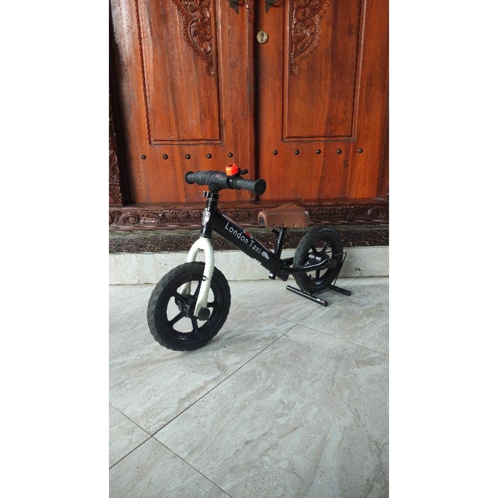 FREE STAND BIKE LONDON TAXI BALANCE BIKE KICK BIKE PUSH BIKE SEPEDA ANAK PRELOVED MICRO STRIDER PREL