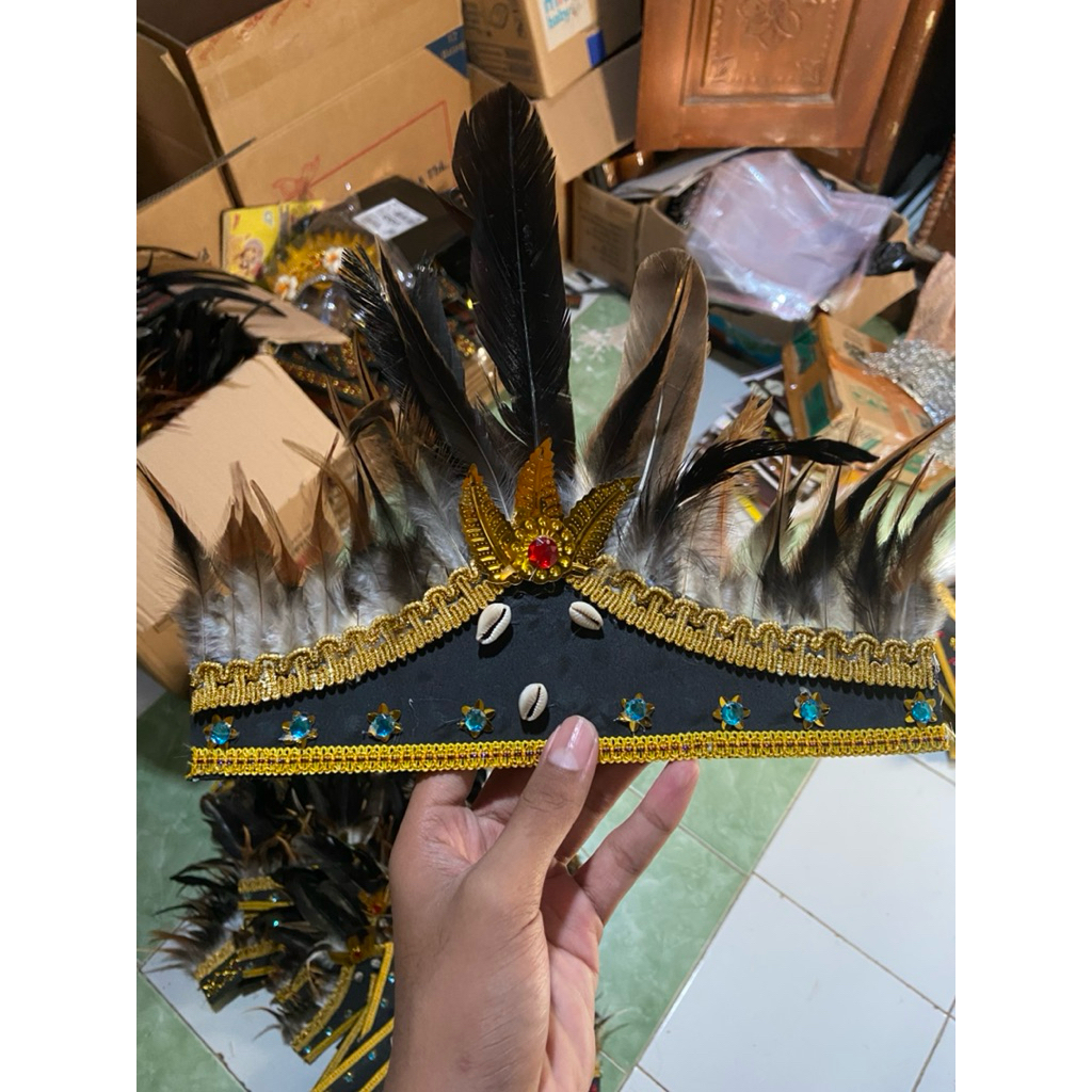 hiasan kepala topi adat kerang