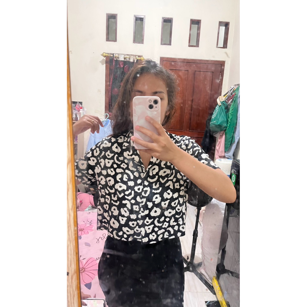 The executive blouse kemeja rayon motif preloved