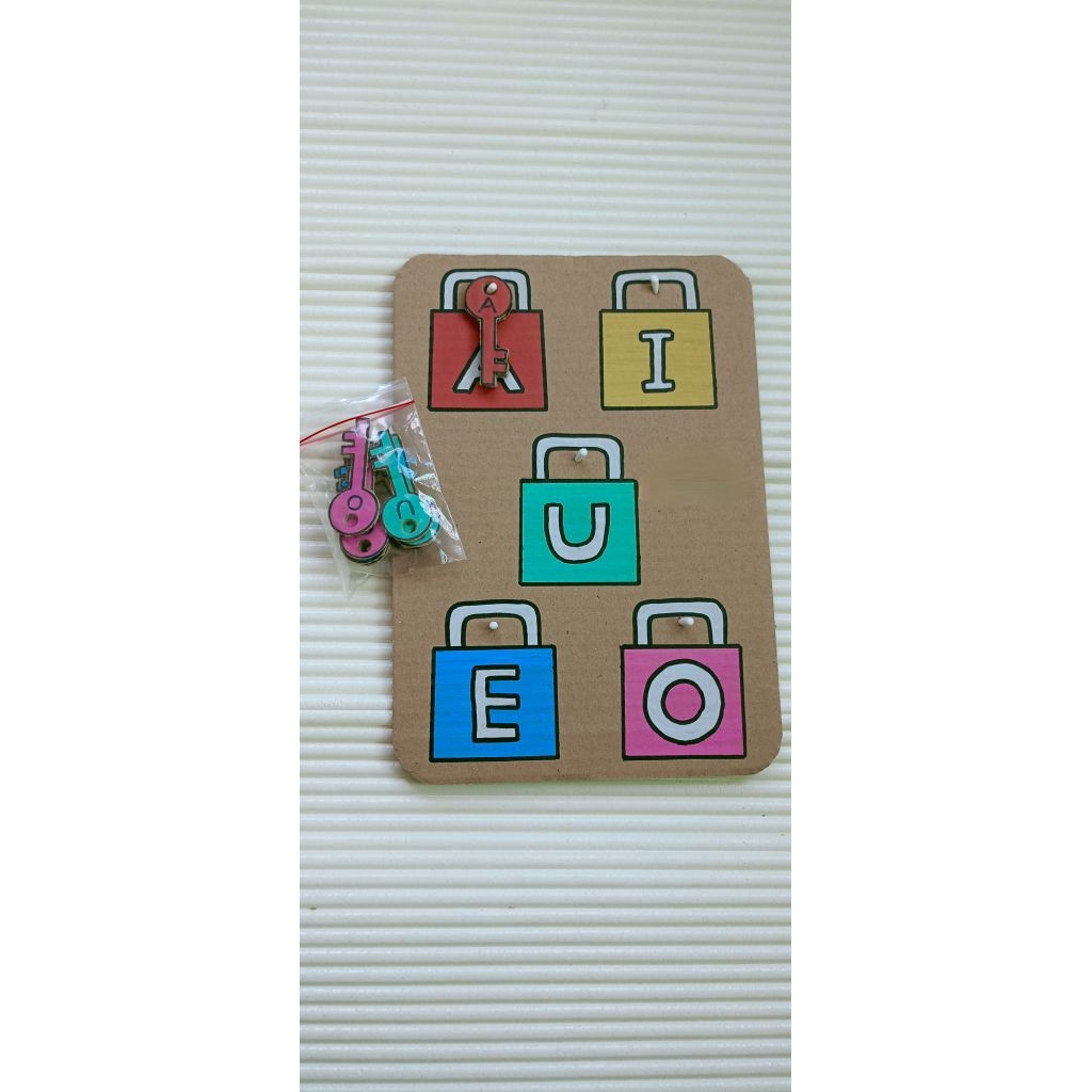 

Mainan kardus gembok kunci (aiueo/angka/huruf/hijaiyah)