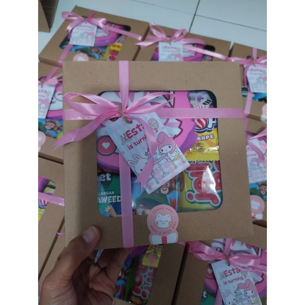 

Paket Snack kotak plus souvenir free pita dan thankcard