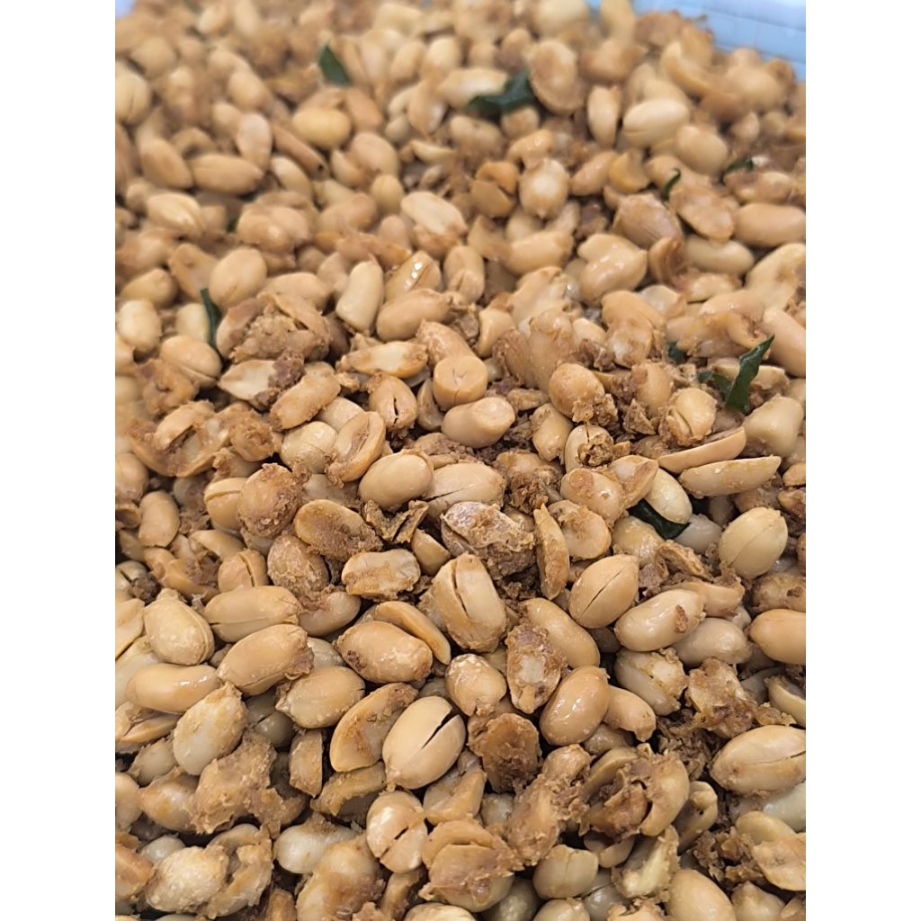 

kacang goreng kupas gurih dan lezat