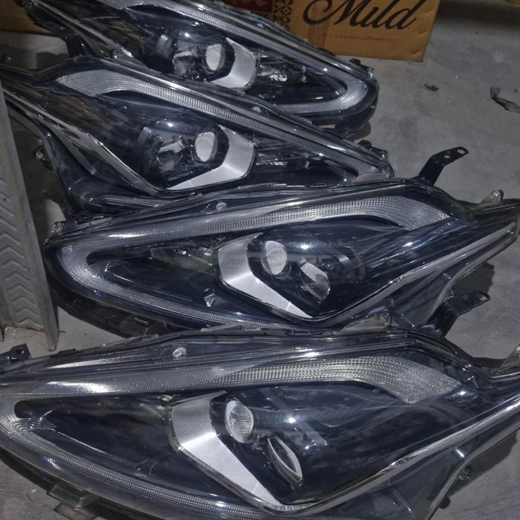 headlamp lampu depan Toyota Sienta Q