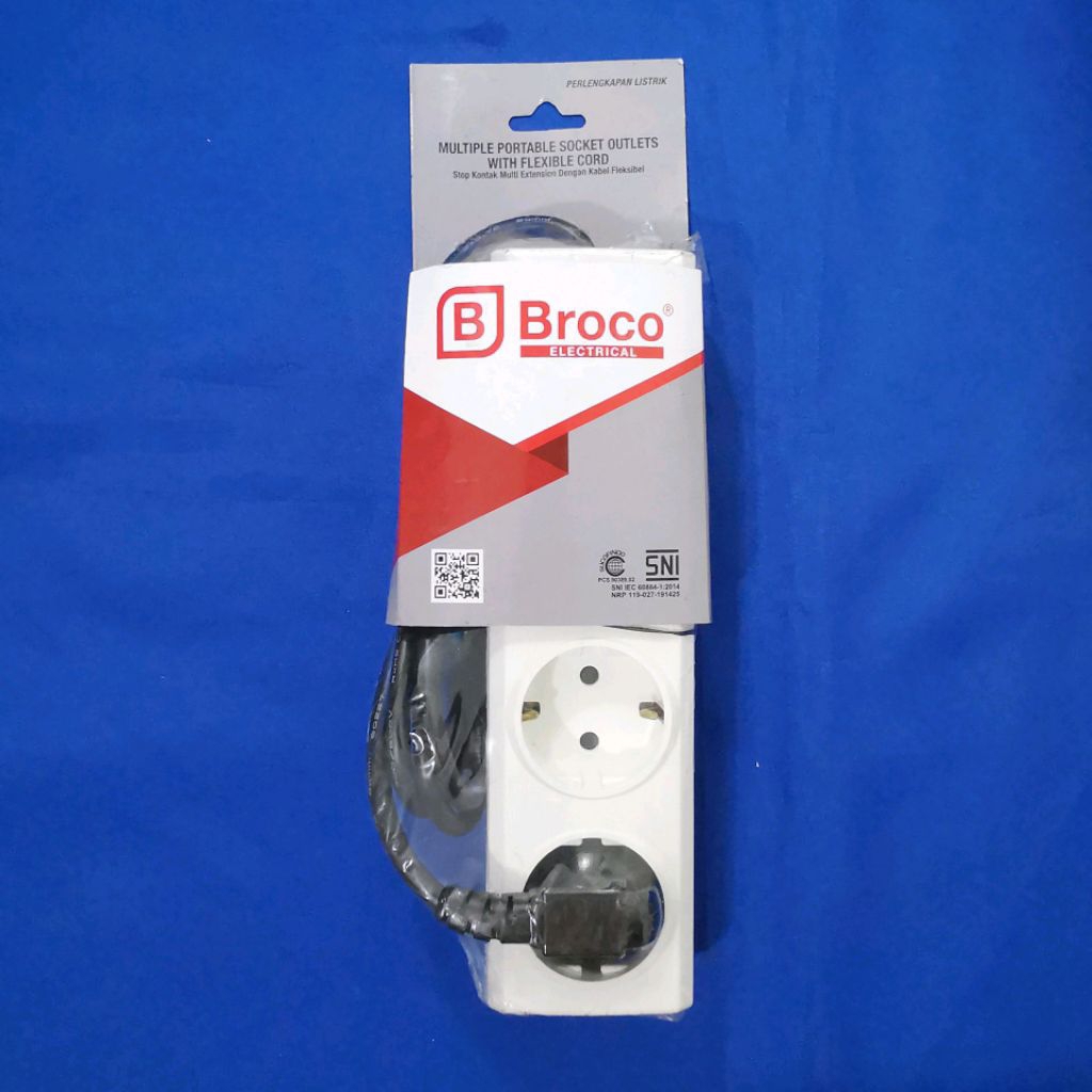 15831 Stop Kontak 3 Lobang Segi + Saklar + Kabel 1,5M New CP Broco