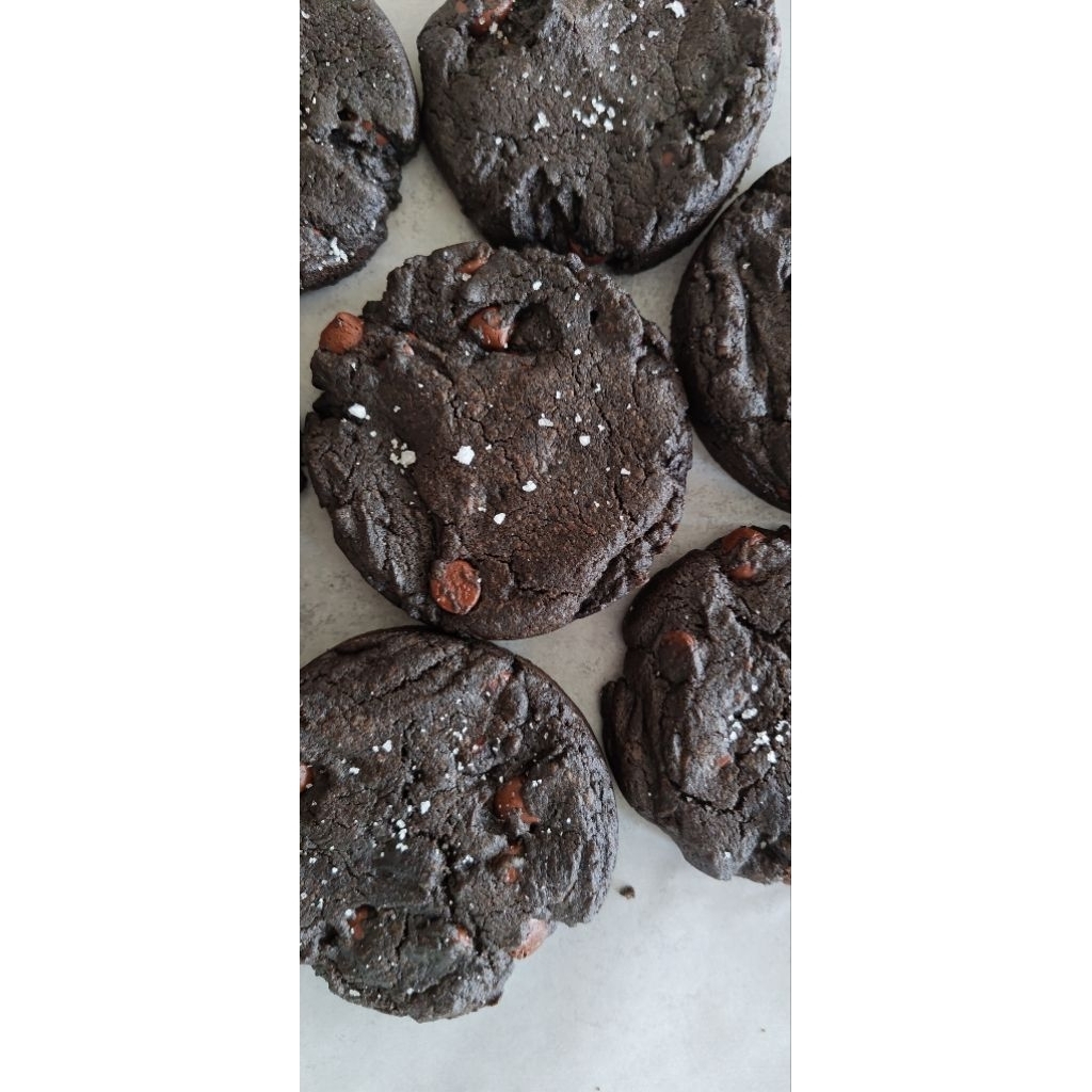 

Dojoti Cookies - Black double chocolate chip cookies with sea salt