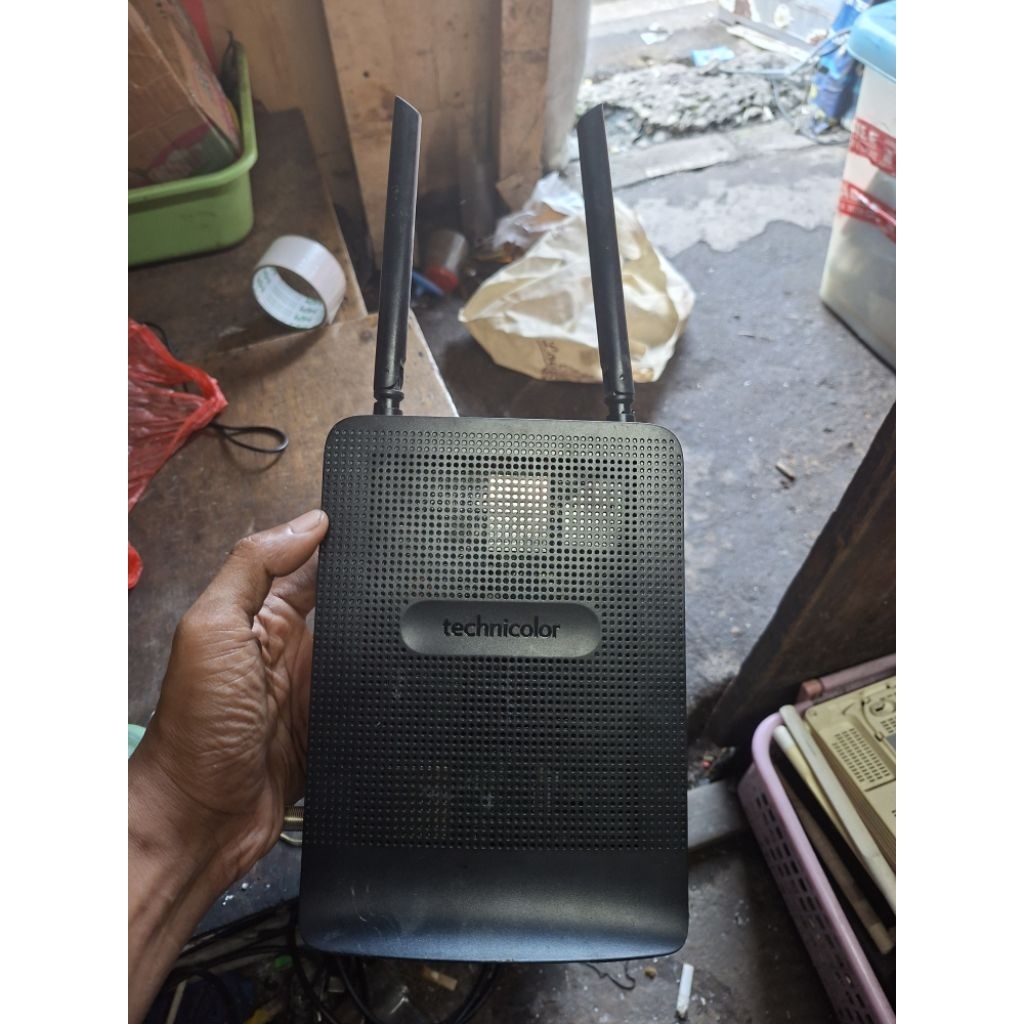 technicolor dual band gigabit model CGA0111LNT plus adaptor