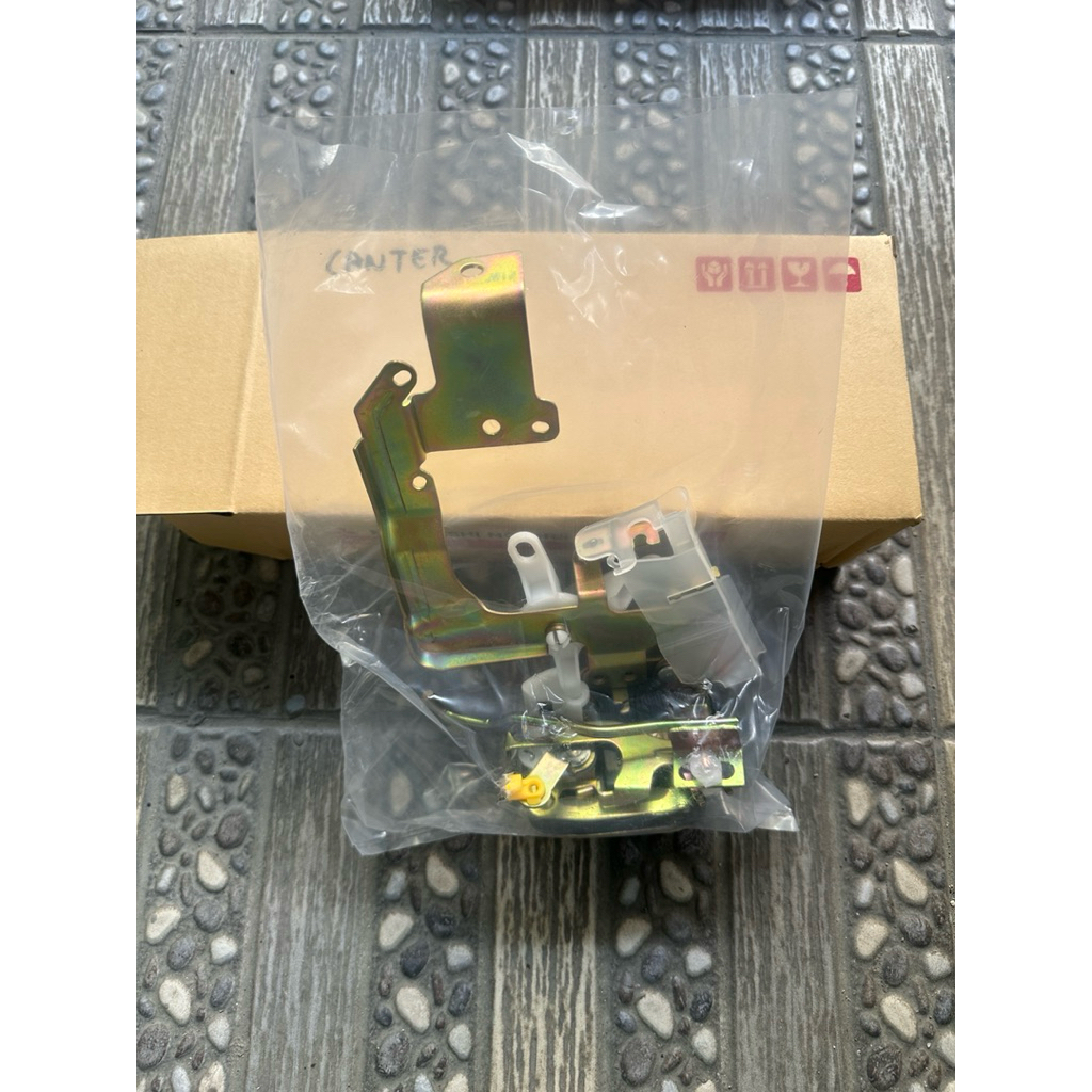 Doorlock / kunci pintu kiri Canter Ps125