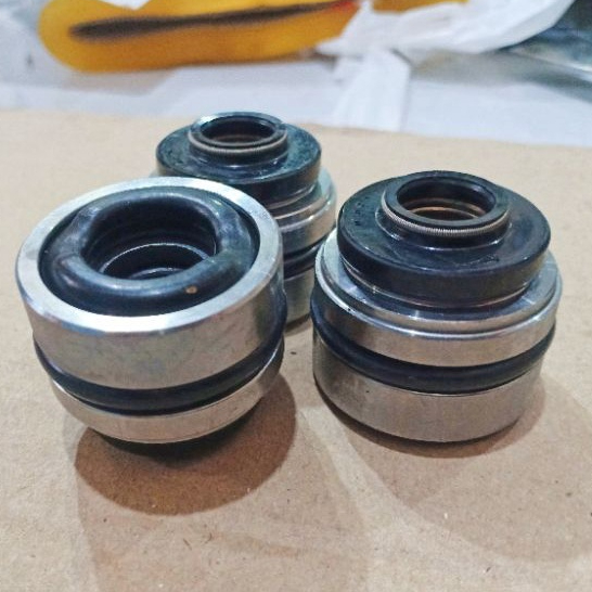 HEAD + SEAL SHOCK BELAKANG NINJA RR dan KANCING CLIP SEAL SHOCK BELAKANG NINJA RR ORIGINAL KAWASAKI 