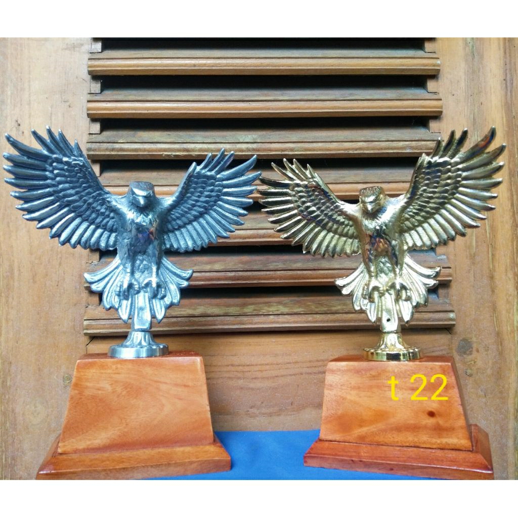 Tropi/piala logam radjawali