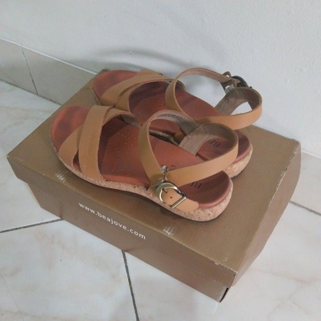 (PRELOVED) SEPATU SENDAL KULIT COKELAT BEAJOVE WANITA
