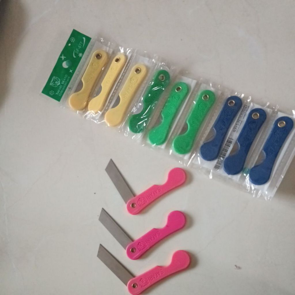 

pisau kecil. cutter kecil