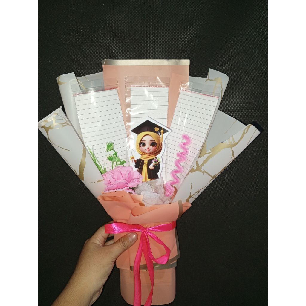 Buket wisuda dan uang