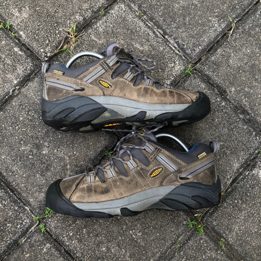 sepatu outdoor keen 41 second bekas