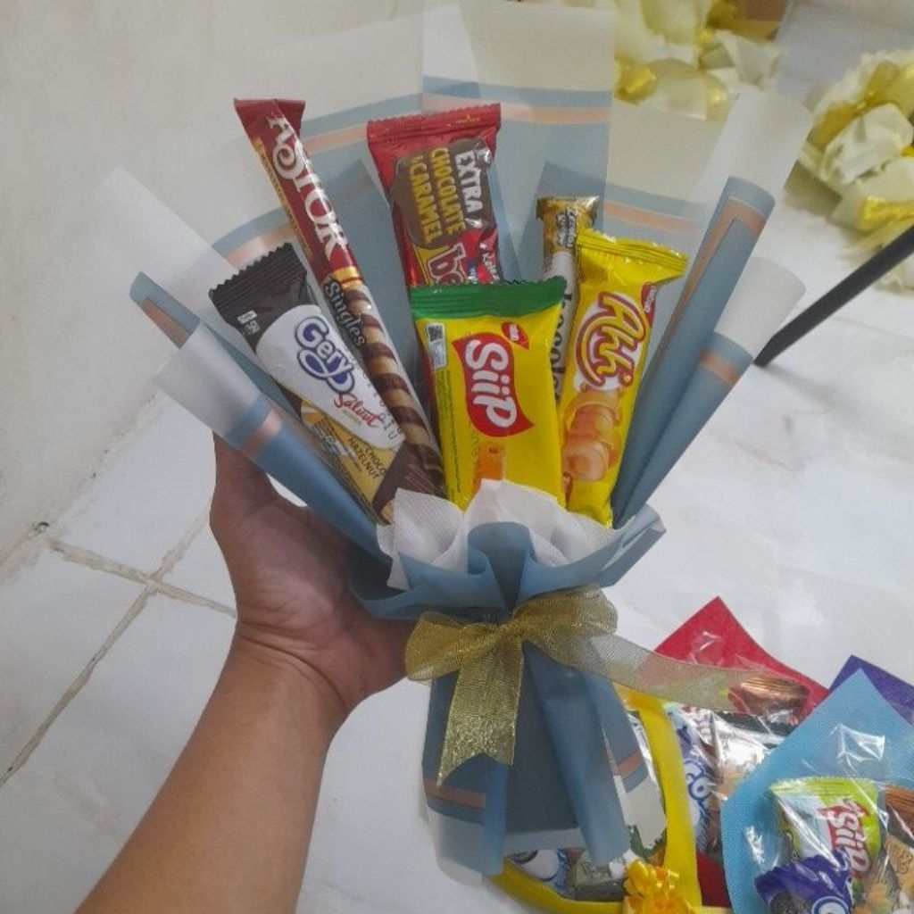 

bucket snack souvenir bouquet wisuda
