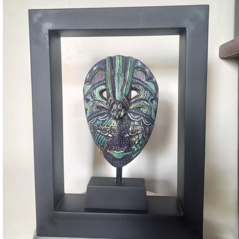 hiasan dinding topeng batik kayu