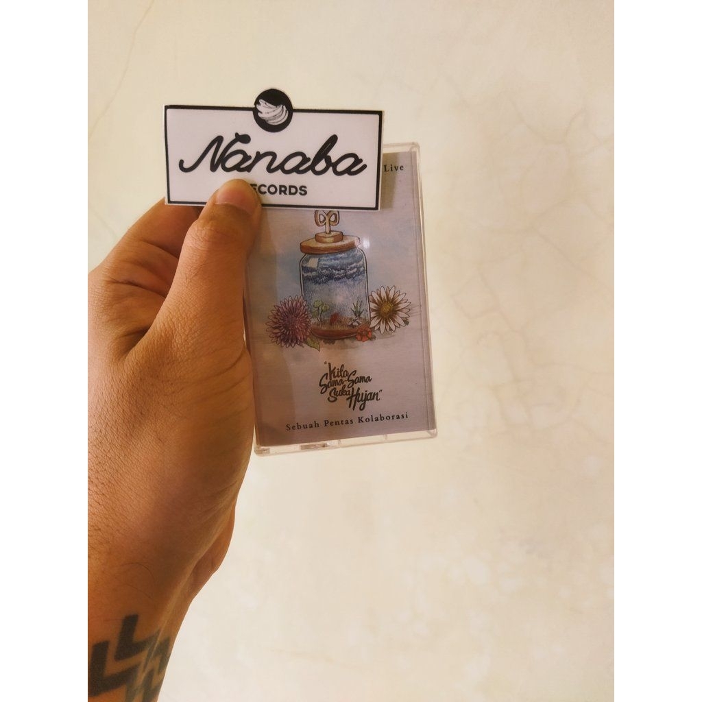 Kaset Banda Neira (Kita sama sama suka hujan live)