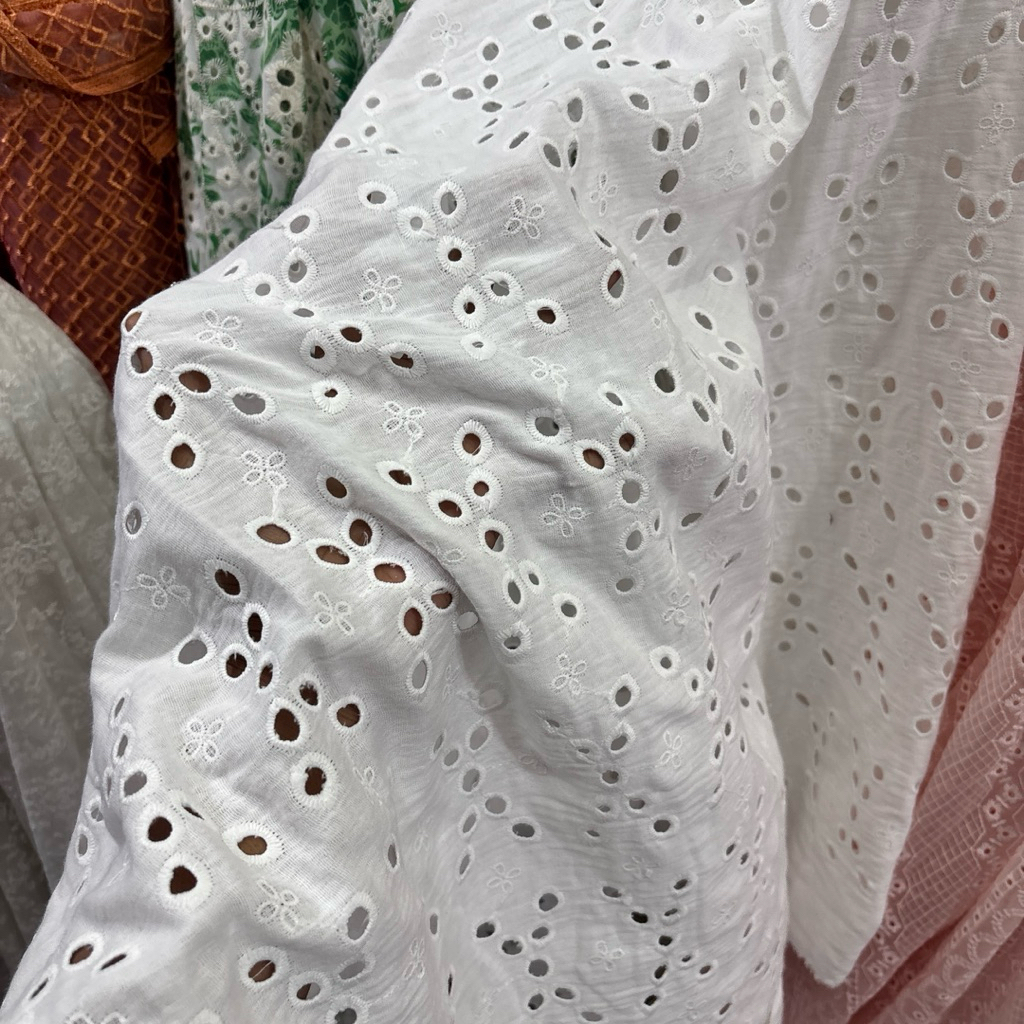 Kain Katun Bordir Bolong Motif Putih – Bahan Adem & Unik untuk Tunik, Blouse, Kebaya, Dress (Per set