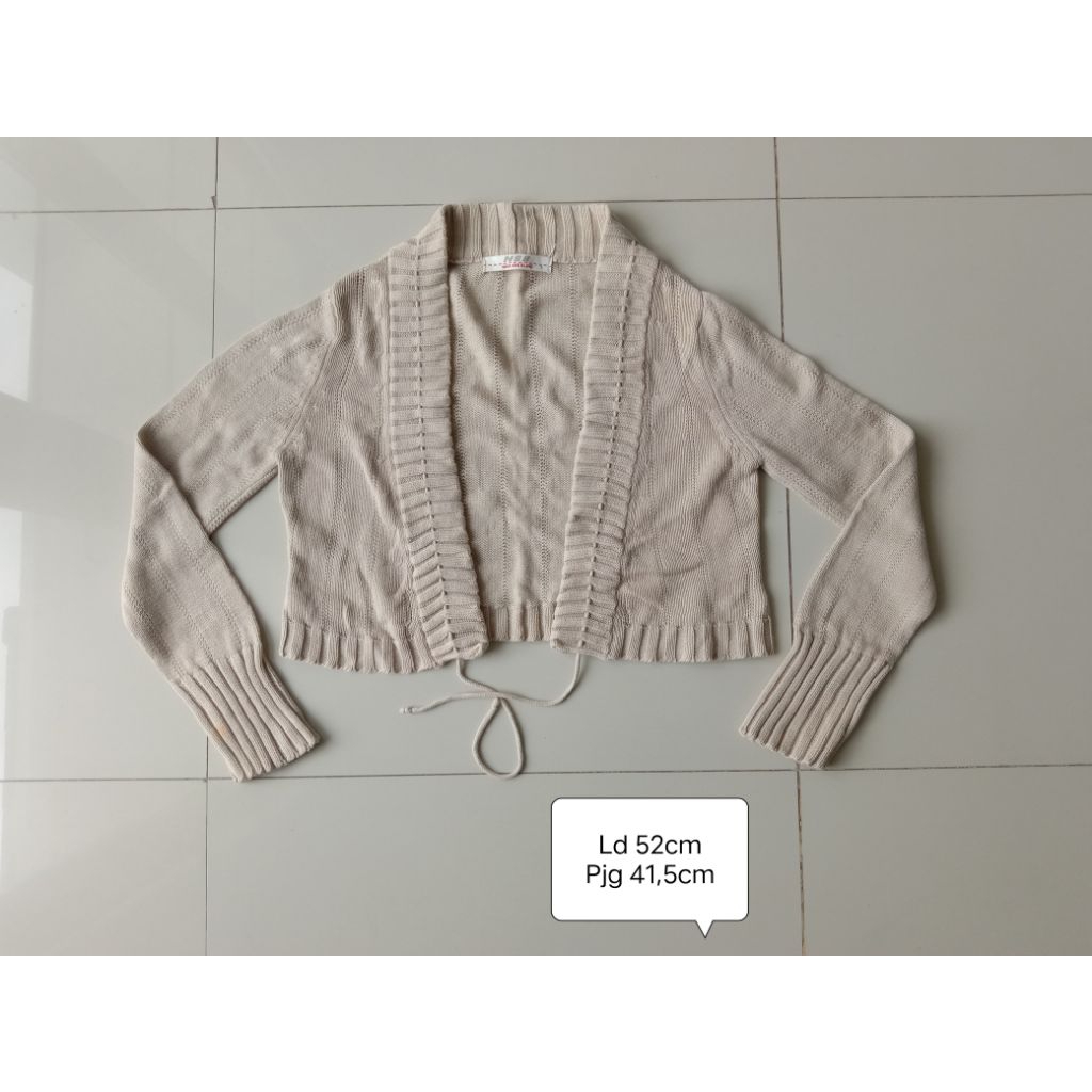 [size S] Preloved Cardigan crop light brown noir sur Blanc tebal cantik