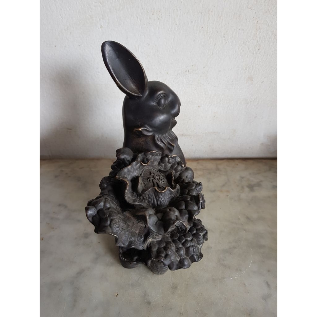 patung kelinci antik perunggu