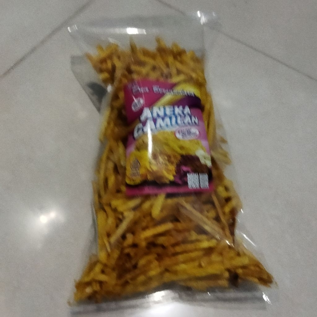 

Camilan Kerupuk ikan tenggiri dan keripik talas