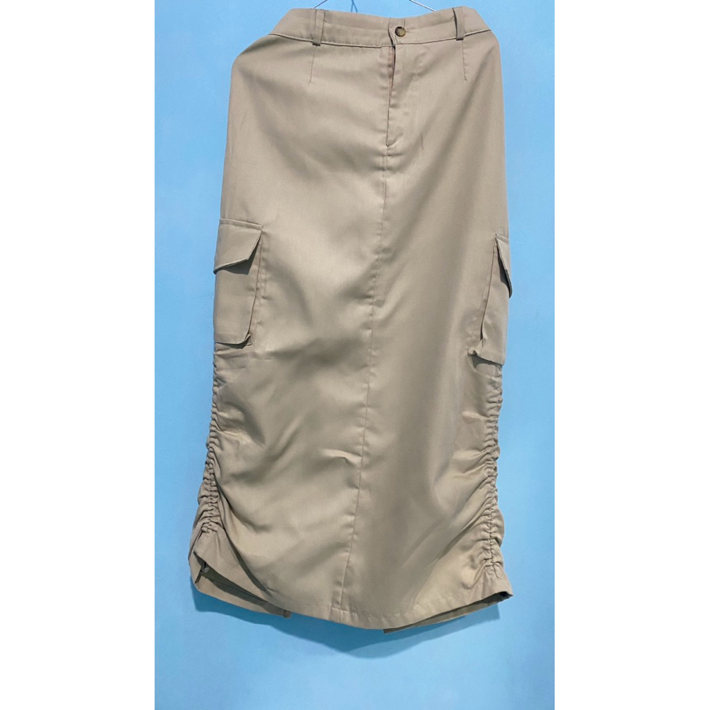 Rok Cargo Wanita Warna Khaki dengan Saku dan Kerut Samping