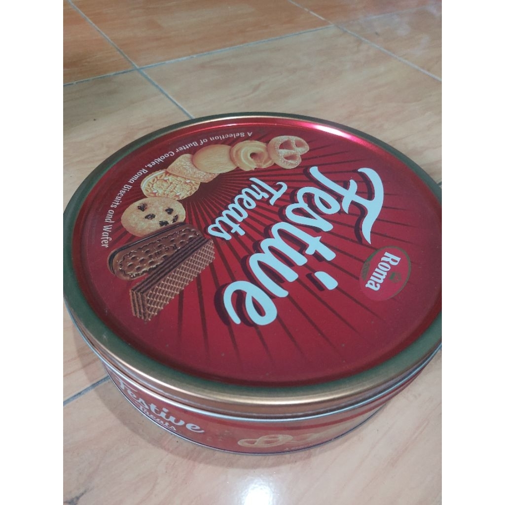 

kaleng biskuit bekas