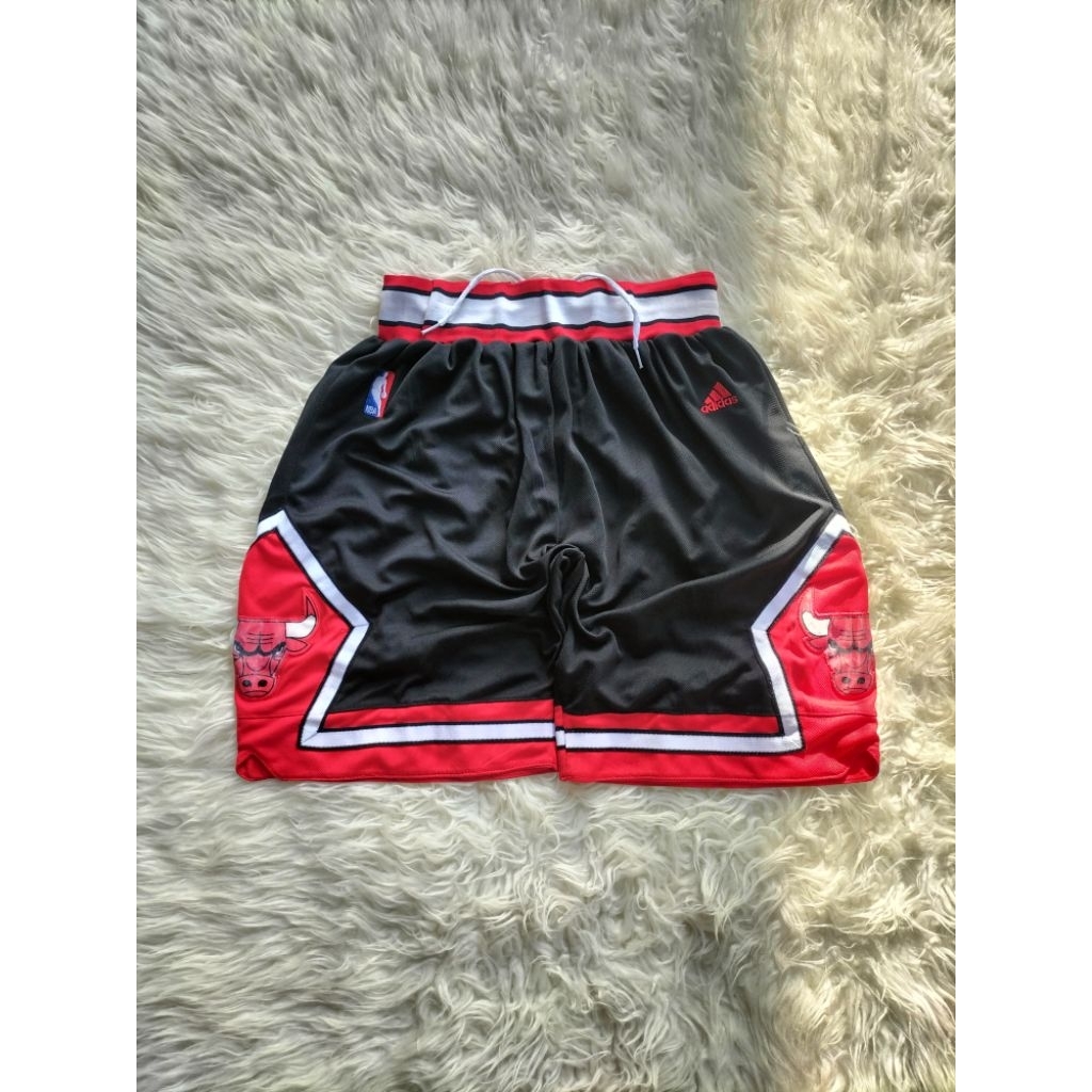 Celana basket Adidas Chicago Bulls Original.